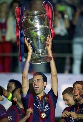 Aktuell Fußball, FC Barcelona gewinnt die Champions League Fussball Berlin Olympiastadion 06.06.2015 UEFA CHAMPIONS LEAGUE FINALE Juventus Turin ITA geg FC Barcelona Barca ESP 1 : 3 FC Barcelona CHAMPIONS LEAGUE Gewinner 2015 Pokaluebergabe Ehrung SERGIO Busquets Burgosl Barca 5