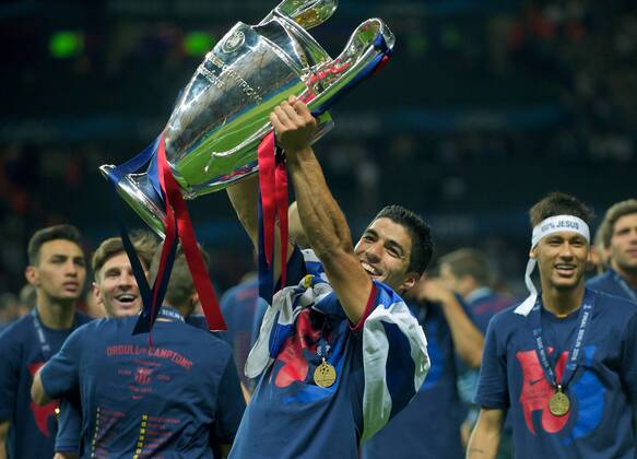 Aktuell Fußball, FC Barcelona gewinnt die Champions League Fussball Berlin Olympiastadion 06.06.2015 UEFA CHAMPIONS LEAGUE FINALE Juventus Turin ITA geg FC Barcelona Barca ESP 1 : 3 FC Barcelona CHAMPIONS LEAGUE Gewinner 2015 vlnr Lionel Andres MESSI Barca 10 Luis Alberto SUAREZ Diaz Barca 09 mit Pokal NEYMAR da Silva Santos Junior Barca 11
