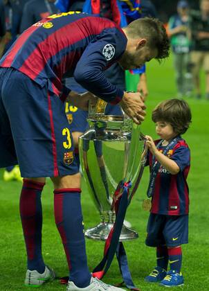 Aktuell Fußball, FC Barcelona gewinnt die Champions League Fussball Berlin Olympiastadion 06.06.2015 UEFA CHAMPIONS LEAGUE FINALE Juventus Turin ITA geg FC Barcelona Barca ESP 1 : 3 FC Barcelona CHAMPIONS LEAGUE Gewinner 2015 Gerard PIQUE Barca 03 mit Sohn MILAN