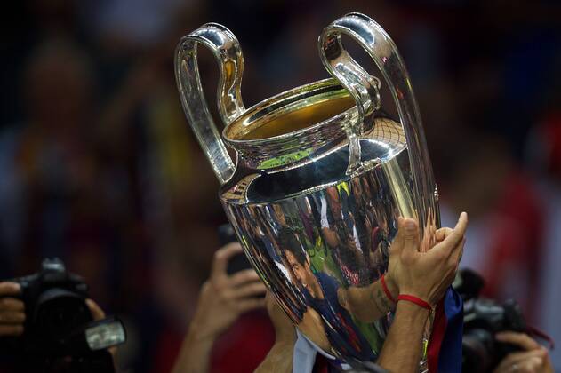 Aktuell Fußball, FC Barcelona gewinnt die Champions League Fussball Berlin Olympiastadion 06.06.2015 UEFA CHAMPIONS LEAGUE FINALE Juventus Turin ITA geg FC Barcelona Barca ESP 1 : 3 FC Barcelona CHAMPIONS LEAGUE Gewinner 2015 CHAMPIONS LEAGUE POKAL mit Luis Alberto SUAREZ Diaz Barca 09