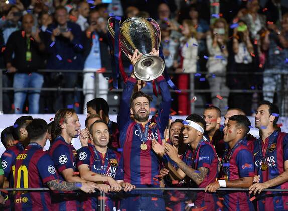 Aktuell Fußball, FC Barcelona gewinnt die Champions League FUSSBALL CHAMPIONS LEAGUE FINALE SAISON 2014 2015 06.06.2015 Juventus Turin - FC Barcelona Barca TEAMJUBELJUBEL CHL Sieger 2015 FC Barcelona: Lionel Messi, Ivan Rakitic, Andres Iniesta , Gerard Pique mit Pokal, Adriano, Neymar, Rafael Alcantara Rafinha und Sergio Busquets (v.li) 