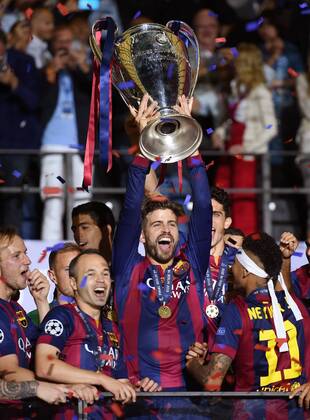 Aktuell Fußball, FC Barcelona gewinnt die Champions League FUSSBALL CHAMPIONS LEAGUE FINALE SAISON 2014 2015 06.06.2015 Juventus Turin - FC Barcelona Barca TEAMJUBELJUBEL CHL Sieger 2015 FC Barcelona: Ivan Rakitic, Andres Iniesta , Gerard Pique mit Pokal undAdriano Neymar (v.li) 