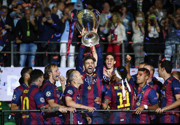Aktuell Fußball, FC Barcelona gewinnt die Champions League FUSSBALL CHAMPIONS LEAGUE FINALE SAISON 2014 2015 06.06.2015 Juventus Turin - FC Barcelona Barca TEAMJUBELJUBEL CHL Sieger 2015 FC Barcelona: Lionel Messi, Ivan Rakitic, Andres Iniesta , Gerard Pique mit Pokal, Marc Bartra, Neymar, Rafael Alcantara Rafinha und Sergio Busquets (v.li) 