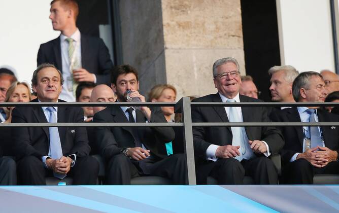 Michel Platini , UEFA-Präsident, rechts Joachim Gauck, Bundespräsident Deutschland, und DFB-Präsident Wolfgang Niersbach unter den VIP-Gästen Juventus Turin FC Barcelona Barca UEFA Champions League, Finale, final match, 2014 2015, Fußball, Fussball, soccer, Herren, Maenner, Männer, Deutschland, Germany, Ergebnis 1:3 Berlin, 6.6.2015 Olympiastadion
