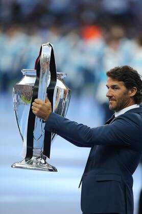 Karlheinz Riedle, ehemaliger Fussball-Profi, mit dem Pokal Juventus Turin FC Barcelona Barca UEFA Champions League, Finale, final match, 2014 2015, Fußball, Fussball, soccer, Herren, Maenner, Männer, Deutschland, Germany, Ergebnis 1:3 Berlin, 6.6.2015 Olympiastadion