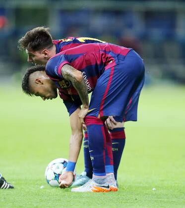Neymar da Silva (Barcelona), vorne, hinten Lionel Messi (Barcelona), vor dem Freistoss Juventus Turin FC Barcelona Barca UEFA Champions League, Finale, final match, 2014 2015, Fußball, Fussball, soccer, Herren, Maenner, Männer, Deutschland, Germany, Ergebnis 1:3 Berlin, 6.6.2015 Olympiastadion