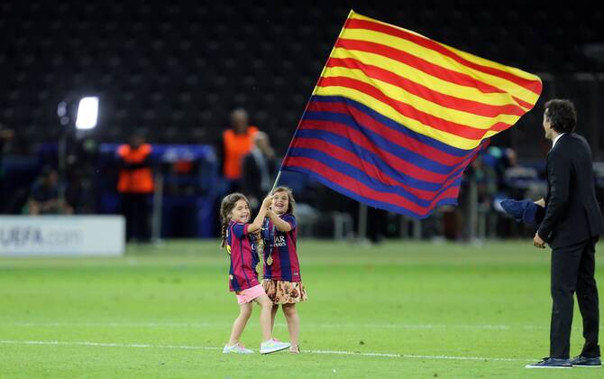 Zwei Spielerkinder mit der Flagge Kataloniens, rechts Luis Enrique Mart’nez Garc’a (Trainer Barcelona), Juventus Turin FC Barcelona Barca UEFA Champions League, Finale, final match, 2014 2015, Fußball, Fussball, soccer, Herren, Maenner, Männer, Deutschland, Germany, Ergebnis 1:3 Berlin, 6.6.2015 Olympiastadion