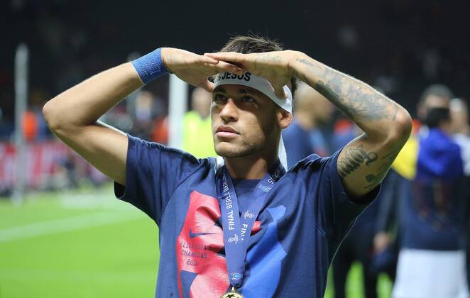 Neymar da Silva (Barcelona), mit der Siegermedaille schaut in die Tribüne Juventus Turin FC Barcelona Barca UEFA Champions League, Finale, final match, 2014 2015, Fußball, Fussball, soccer, Herren, Maenner, Männer, Deutschland, Germany, Ergebnis 1:3 Berlin, 6.6.2015 Olympiastadion
