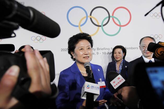 (150609) -- LAUSANNE, June 9, 2015 -- China s Vice Premier Liu Yandong (C) addresses to the media after the briefing for International Olympic Committee (IOC) members by the 2022 Winter Olympic Games Olympische Spiele Olympia OS candidate city of Beijing at the IOC Museum in Lausanne, Switzerland, on June 9, 2015. ) (SP)SWITZERLAND-LAUSANNE-2022 WINTER OLYMPICS ZhouxLei 