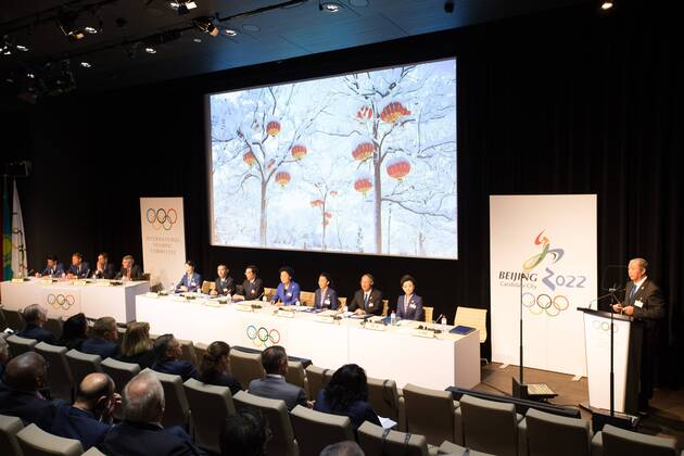 (150609) -- LAUSANNE, June 9, 2015 -- A general view shows the China Beijing 2022 Winter Olympics bid delegation groups at the presentation of Beijing Candidate City s bid for the 2022 Winter Olympic Games Olympische Spiele Olympia OS at the IOC Museum in Lausanne, Switzerland, on June 9, 2015. ) (SP)SWITZERLAND-LAUSANNE-2022 WINTER OLYMPICS XuxJinquan 