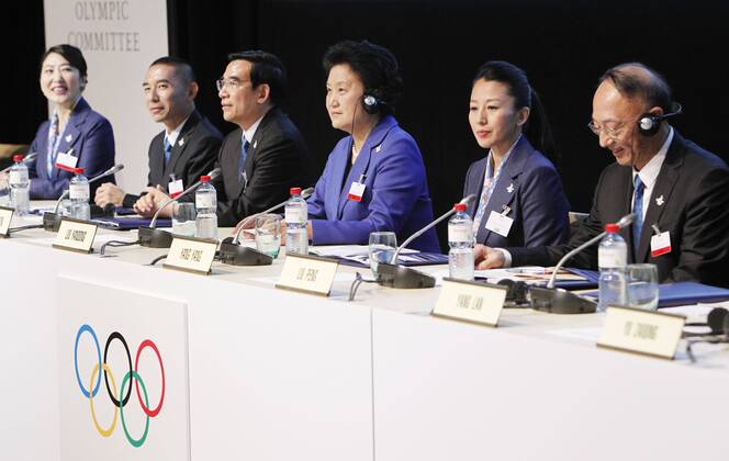 (150609) -- LAUSANNE, June 9, 2015 -- China s Vice Premier Liu Yandong (3rd R) attends the presentation of Beijing Candidate City s bid for the 2022 Winter Olympic Games Olympische Spiele Olympia OS at the IOC Museum in Lausanne, Switzerland, on June 9, 2015. ) (SP)SWITZERLAND-LAUSANNE-2022 WINTER OLYMPICS ZhouxLei 