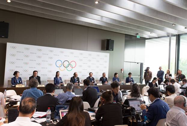 (150609) -- LAUSANNE, June 9, 2015 -- A general view shows the China Beijing 2022 Winter Olympics bid delegation groups at the press conference PK Pressekonferenz after presentation of Beijing Candidate City s bid for the 2022 Winter Olympic Games Olympische Spiele Olympia OS at the IOC Museum in Lausanne, Switzerland, on June 9, 2015. ) (SP)SWITZERLAND-LAUSANNE-2022 WINTER OLYMPICS XuxJinquan 