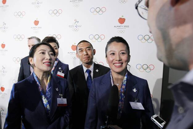 LAUSANNE, June 9, 2015 (Xinhua) -- Yang Yang (R), Olympic champion of Shorttrack Speed skating Eisschnelllauf and IOC member, speaks to the media after the briefing for International Olympic Committee (IOC) members by the 2022 Winter Olympic Games Olympische Spiele Olympia OS candidate city of Beijing at the IOC Museum in Lausanne, Switzerland, on June 9, 2015. (Xinhua Zhou Lei) 
