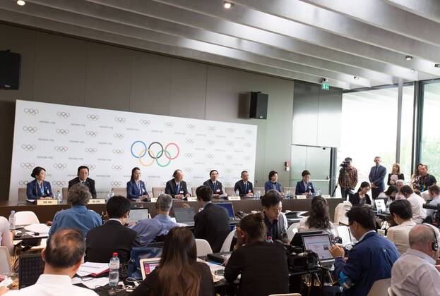 LAUSANNE, June 9, 2015 (Xinhua) -- A general view shows the China Beijing 2022 Winter Olympics bid delegation groups at the press conference PK Pressekonferenz after presentation of Beijing Candidate City s bid for the 2022 Winter Olympic Games Olympische Spiele Olympia OS at the IOC Museum in Lausanne, Switzerland, on June 9, 2015. (Xinhua Xu Jinquan) 