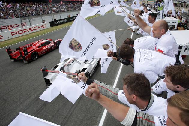 Motorsports: FIA WEC 2015: 24 Heures du Mans, Porsche 919 Hybrid, Porsche Team: Timo Bernhard, Mark Webber, Brendon Hartley Porsche 919 Hybrid, Porsche Team: Nico Huelkenberg, Earl Bamber, Nick Tandy Zieleinfahrt xHOCHxZWEIx