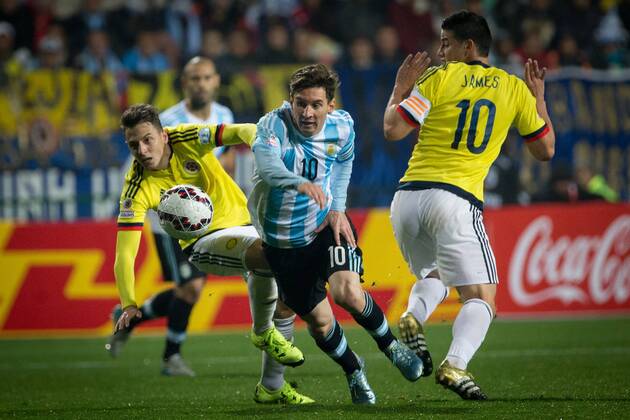 Argentina s Lionel Messi (C) vies the ball with Colombia s Santiago Arias (L) and James Rodriguez during the quarter-final match between Argentina and Colombia at the Copa America Chile 2015 in the El Sausalito Stadium, in Vina del Mar city, Chile, on June 26, 2015. ) (da) (SP)CHILE-VINA DEL MAR-COPA AMERICA-ARGENTINA VS COLOMBIA PedroxMera 