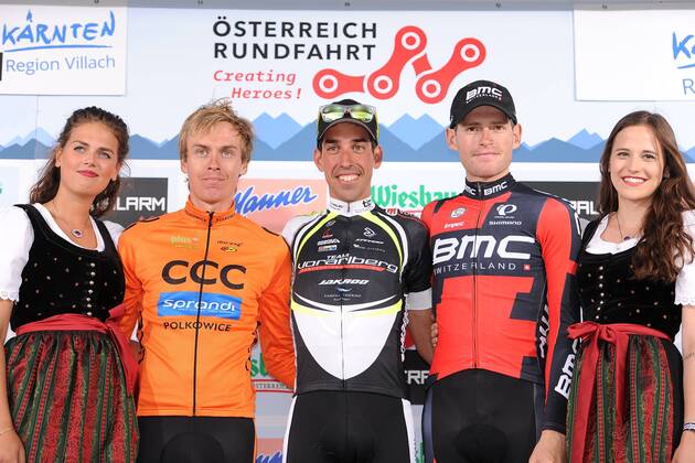 Podium v.l.n.r. (2.) Jan HIRT ( CZE CCC Sprandi Polkowice ) - (1.) Victor DE LA PARTE GONZALEZ ( SPA Team Vorarlberg ) - (3.) Benjamin HERMANS ( BEL BMC Racing Team ) uebernimmt nach der ersten schweren Bergetappe der Oesterreich Rundfahrt das gelbe Trikot des Gesamtfuehrenden - Siegerkuesse - Siegerehrung - Zeremonie - Jubel - Freude - Emotionen - Hostessen - Mimik - Gestik - Querformat - quer - horizontal - Event Veranstaltung: Oesterreich Rundfahrt 2015 - Stage 4 4.Etappe: Gratwein (Stift Rein) nach Villacher Alpen (Dobratsch) 210.2 km - Location Ort: Dobratsch - Austria - Oesterreich - Europe - Europa - Date Datum: 08.07.2015