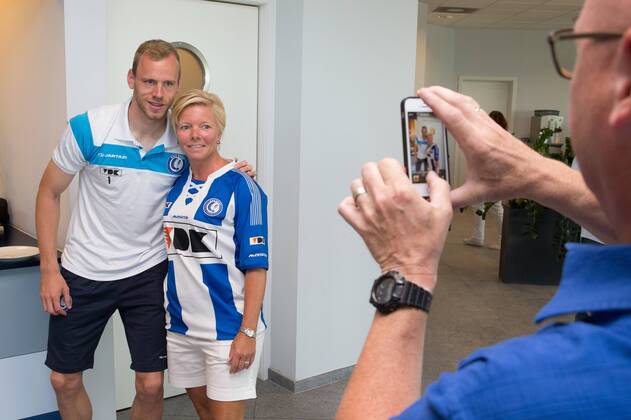 - GENT, BELGIUM: Gent s goalkeeper Matz Sels poses with a fan during the fan day of Belgian first league soccer team KAA Gent, Saturday 11 July 2015, in Gent. KURTxDESPLENTER x04662122x