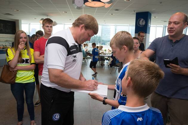 - GENT, BELGIUM: Gent s head coach Hein Vanhaezebrouck signs autographes during the fan day of Belgian first league soccer team KAA Gent, Saturday 11 July 2015, in Gent. KURTxDESPLENTER x04662147x