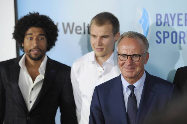 v.re:Karl Heinz RUMMENIGGE, (Vorstandsvorsitzender),Holger BADSTUBER (Bayern Muenchen),DANTE Bonfim Costa Santos (Bayern Muenchen). Bayerischer Sportpreis 2015,Roter Teppich,Red Carpet.11.07.2015.