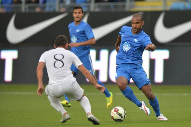 Fussball 14. Juli 2015 UEFA Champions League 2015 16 2. Quali Molde Stadion - Molde FK vs. FC Pyunik: 5 - 0 Gagik Poghosyan (L) , FC Pyunik Harmeet Singh (M) og Ola Kamara 