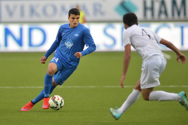 Fussball 14. Juli 2015 UEFA Champions League 2015 16 2. Quali Molde Stadion - Molde FK vs. FC Pyunik: 5 - 0 Mohamed Elyounoussi (L) , Molde Grigor Hovhannisyan (R) , FC Pyunik 