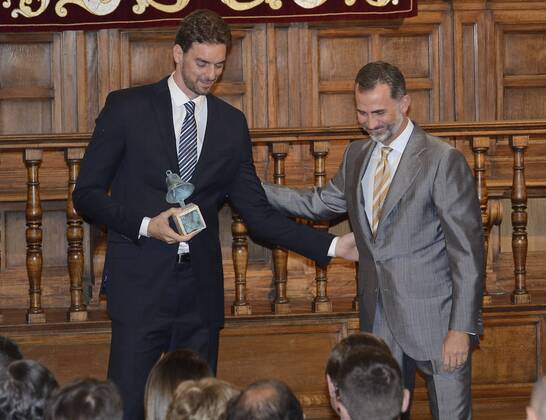 Entrega del Premkio Camino Real por parte del Rey Felipe VI al jugador de baloncesto Pau Gasol. 