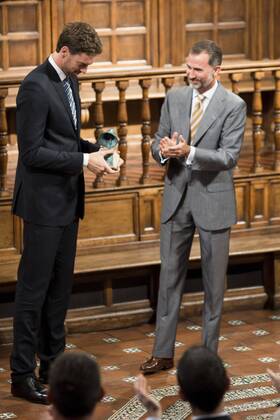 King Felipe VI of Spain delivered the Camino Real award to NBA Basketball Herren USA spanish basketball player Pau Gasol at Alcala de Henares University in Madrid, July 15. 2015.  (65192676)