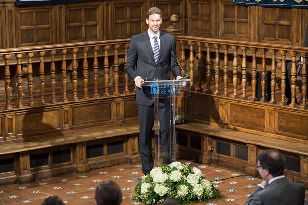 King Felipe VI of Spain delivered the Camino Real award to NBA Basketball Herren USA spanish basketball player Pau Gasol at Alcala de Henares University in Madrid, July 15. 2015.  (65192708)