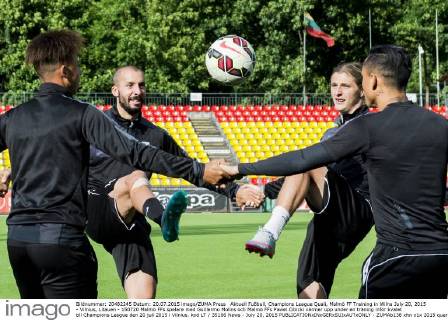 Aktuell Fußball, Champions League Quali, Malmö FF Training in Wilna July 20, 2015 - Vilnius, Litauen - 150720 Malmö FFs spelare med Guillermo Molins och Malmö FFs Pawel Cibicki värmer upp under en träning inför kvalet till Champions League den 20 juli 2015 i Vilnius. kod LT 35106 News - July 20, 2015  - ZUMAb138