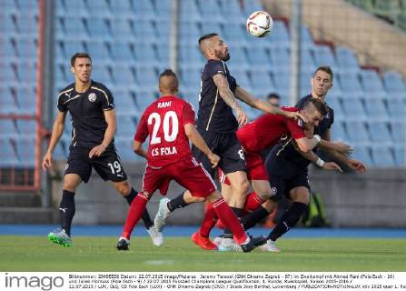 Jeremy Taravel (GNK Dinamo Zagreb - 87) im Zweikampf mit Ahmed Rani (Fola Esch - 20) und Julien Hornuss (Fola Esch - 9) 22.07.2015 Fussball Champions League Qualifikation, 1. Runde, Rueckspiel, Saison 2015-2016 22.07.2015 LUX, CLQ, CS Fola Esch (LUX) - GNK Dinamo Zagreb (CRO) Stade Josy Barthel, Luxemburg 