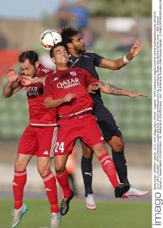 Fussball - UEFA Champions League 2015 16 Zweite Qualifikationsrunde 20150722 22.07.2015, Fussball - UEFA Champios League 2015 16, Zweite Qualifikationsrunde, Luxemburg, Stade Josy Barthel CS Fola Esch - GNK Dinamo Zagreb v.l. Erwan Martin (CS FOLA Esch - 5) - Mehdi Kirch (CS FOLA Esch - 24) - El Arabi Hilal Soudani (GNK Dinamo Zagreb - 2) 