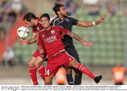 Fussball - UEFA Champions League 2015 16 Zweite Qualifikationsrunde 20150722 22.07.2015, Fussball - UEFA Champios League 2015 16, Zweite Qualifikationsrunde, Luxemburg, Stade Josy Barthel CS Fola Esch - GNK Dinamo Zagreb v.l. Erwan Martin (CS FOLA Esch - 5) - Mehdi Kirch (CS FOLA Esch - 24) - El Arabi Hilal Soudani (GNK Dinamo Zagreb - 2) 