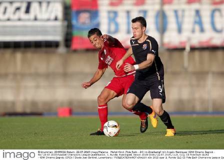 Mehdi Kirch (Fola Esch - 24) im Zweikampf mit Angelo Henriquez (GNK Dinamo Zagreb - 9) 22.07.2015 Fussball Champions League Qualifikation, 1. Runde, Rueckspiel, Saison 2015-2016 22.07.2015 LUX, CLQ, CS Fola Esch (LUX) - GNK Dinamo Zagreb (CRO) Stade Josy Barthel, Luxemburg 
