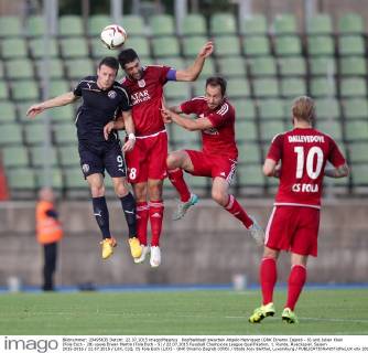 Kopfballduell zwischen Angelo Henriquez (GNK Dinamo Zagreb - 9) und Julien Klein (Fola Esch - 28) sowie Erwan Martin (Fola Esch - 5) 22.07.2015 Fussball Champions League Qualifikation, 1. Runde, Rueckspiel, Saison 2015-2016 22.07.2015 LUX, CLQ, CS Fola Esch (LUX) - GNK Dinamo Zagreb (CRO) Stade Josy Barthel, Luxemburg 