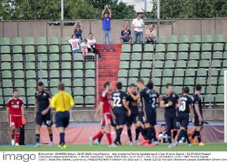 eine kroatische Familie bejubelt das 0-2 fuer Dinamo Zagreb 22.07.2015 Fussball Champions League Qualifikation, 1. Runde, Rueckspiel, Saison 2015-2016 22.07.2015 LUX, CLQ, CS Fola Esch (LUX) - GNK Dinamo Zagreb (CRO) Stade Josy Barthel, Luxemburg 