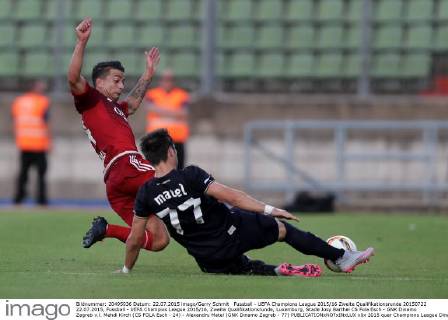 Fussball - UEFA Champions League 2015 16 Zweite Qualifikationsrunde 20150722 22.07.2015, Fussball - UEFA Champios League 2015 16, Zweite Qualifikationsrunde, Luxemburg, Stade Josy Barthel CS Fola Esch - GNK Dinamo Zagreb v.l. Mehdi Kirch (CS FOLA Esch - 24) - Alexandru Matel (GNK Dinamo Zagreb - 77) 