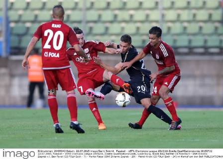 Fussball - UEFA Champions League 2015 16 Zweite Qualifikationsrunde 20150722 22.07.2015, Fussball - UEFA Champios League 2015 16, Zweite Qualifikationsrunde, Luxemburg, Stade Josy Barthel CS Fola Esch - GNK Dinamo Zagreb v.l. Ben Payal (CS FOLA Esch - 7) - Marko Pjaca (GNK Dinamo Zagreb - 20) - Mehdi Kirch (CS FOLA Esch - 24) im Kampf um den Ball 