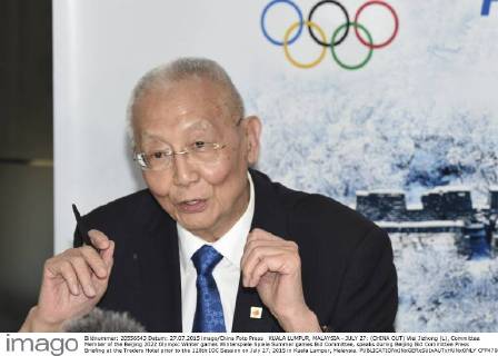 KUALA LUMPUR, MALAYSIA - JULY 27: (CHINA OUT) Wei Jizhong (L), Committee Member of the Beijing 2022 Olympic Winter games Winterspiele Spiele Summer games Bid Committee, speaks during Beijing Bid Committee Press Briefing at the Traders Hotel prior to the 128th IOC Session on July 27, 2015 in Kuala Lumpur, Malaysia.  CFP470873368 