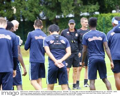 SOCCER - CL quali, RBS vs Malmoe SALZBURG,AUSTRIA,28.JUL.15 - SOCCER - UEFA Champions League, qualification, Red Bull Salzburg vs Malmoe FF, preview, training RBS. Image shows head coach Peter Zeidler (RBS) and the team. GEPAxpictures xFelixxRoittner