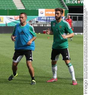 SOCCER - CL quali, Rapid vs Ajax VIENNA,AUSTRIA,28.JUL.15 - SOCCER - UEFA Champions League, qualification, SK Rapid Wien vs AFC Ajax Amsterdam, preview, training Rapid. Image shows Steffen Hofmann and Thanos Petsos (Rapid). Keywords: Wien Energie. GEPAxpictures xChristianxOrt