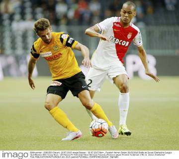 28.07.2015 Bern , Fussball Herren Saison 2015 2016 Stade de Suisse Champions League Qualifikation BSC Young Boys - AS Monaco FC Bild zeigt Fabio Henrique Tavares (Monaco) gegen Miralem Sulejmani (YB) re. Aktion Zweikampf Foto 