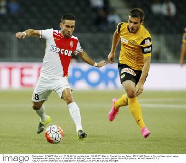 28.07.2015 Bern , Fussball Herren Saison 2015 2016 Stade de Suisse Champions League Qualifikation BSC Young Boys - AS Monaco FC Bild zeigt Joao Moutinho (Monaco) gegen Milan Gajic (YB) re. Aktion Zweikampf Foto 