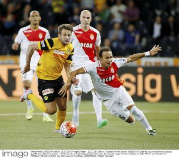 28.07.2015 Bern , Fussball Herren Saison 2015 2016 Stade de Suisse Champions League Qualifikation BSC Young Boys - AS Monaco 1:3 FC Bild zeigt Ricardo Carvalho (Monaco) li. gegen Miralem Sulejmani (YB) Aktion Zweikampf Foto 