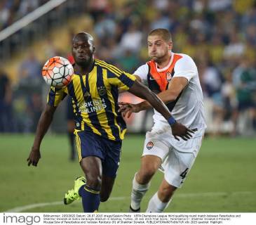 UEFA Champions League third qualifying round match between Fenerbahce and Shakhtar Donetsk at Sukru Saracoglu Stadium in Istanbul, Turkey, 28 July 2015 Final Score : Fenerbahce 0 - Shakhtar Donetsk 0 Pictured: Moussa Sow of Fenerbahce and Yaroslav Rakitskiy (R) of Shakhtar Donetsk. 