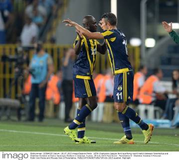UEFA Champions League third qualifying round match between Fenerbahce and Shakhtar Donetsk at Sukru Saracoglu Stadium in Istanbul, Turkey, 28 July 2015 Final Score : Fenerbahce 0 - Shakhtar Donetsk 0 Pictured: Robin Van Persie and Moussa Sow of Fenerbahce. 