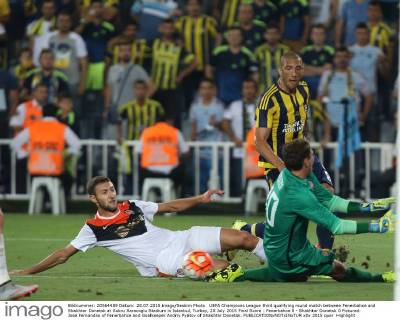 UEFA Champions League third qualifying round match between Fenerbahce and Shakhtar Donetsk at Sukru Saracoglu Stadium in Istanbul, Turkey, 28 July 2015 Final Score : Fenerbahce 0 - Shakhtar Donetsk 0 Pictured: Jose Fernandao of Fenerbahce and Goalkeeper Andriy Pyatov of Shakhtar Donetsk. 