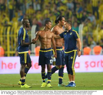 UEFA Champions League third qualifying round match between Fenerbahce and Shakhtar Donetsk at Sukru Saracoglu Stadium in Istanbul, Turkey, 28 July 2015 Final Score : Fenerbahce 0 - Shakhtar Donetsk 0 Pictured: L-R, Moussa Sow, Luis Nani, Bruno Alves and Coach Vitor Pereira of Fenerbahce. 
