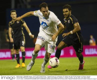 Vegard Forren (C) of Norway s FC Molde vies with El Arbi Soudani of Dinamo Zagreb during UEFA Champions League 3rd qualifying round soccer match at the Maksimir Stadium in Zagreb, Croatia, July 28, 2015. The match ended in a 1-1 draw. ) (SP)CROATIA-ZAGREB-UEFA CHAMPIONS LEAGUE QUALIFYING MATCH MisoxLisanin 