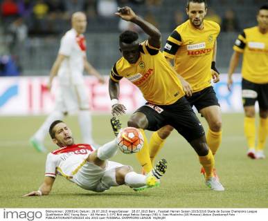 28.07.2015 Bern , Fussball Herren Saison 2015 2016 Stade de Suisse Champions League Qualifikation BSC Young Boys - AS Monaco 1:3 FC Bild zeigt Sekou Sanogo (YB) li. Joao Moutinho (AS Monaco) Aktion Zweikampf Foto 